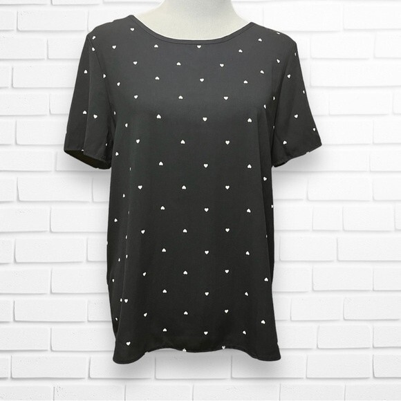 Le Lis Heart Print Short Sleeve Cut Out V Back Blouse size Medium - Picture 1 of 4